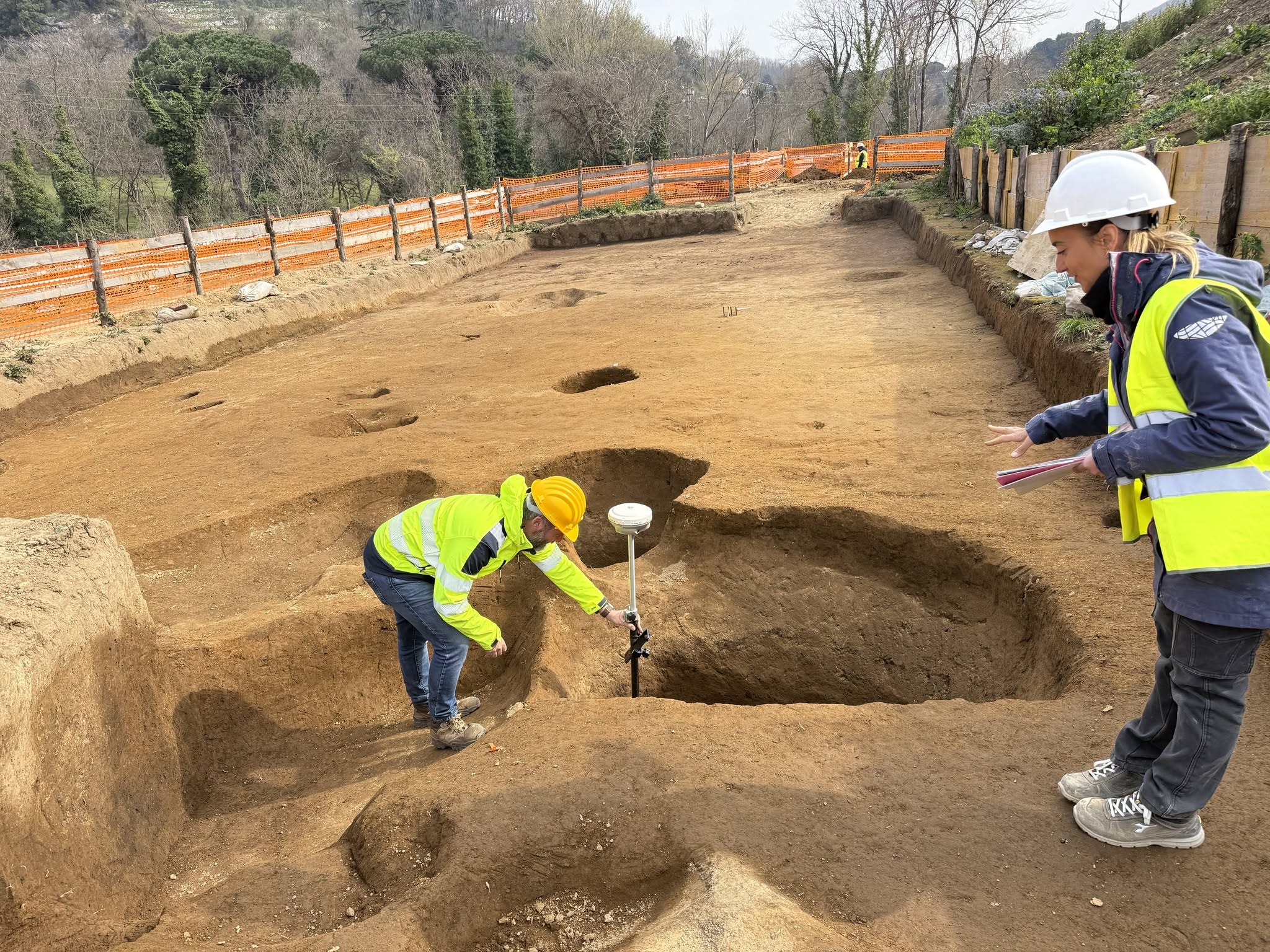 Rilievo GNSS durante uno scavo archeologico