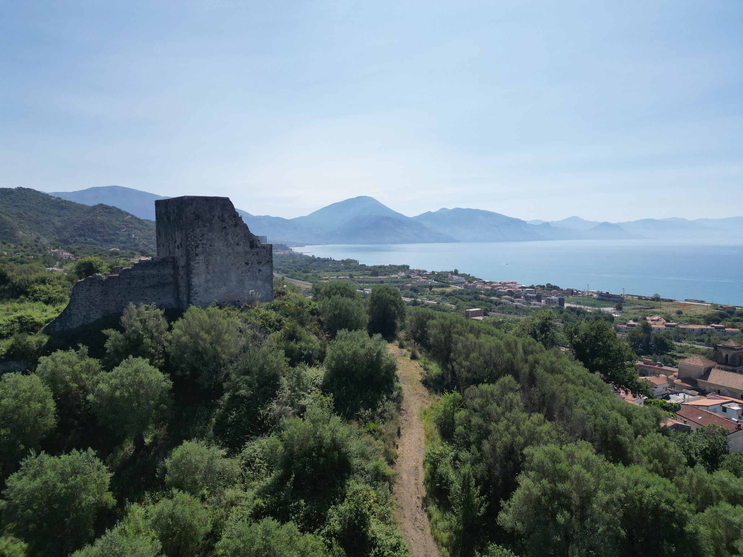 Veduta del castello di Policastro Bussentino e del territorio costiero
